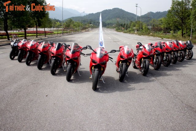 Dan sieu moto Ducati Panigale “khoe dang” tai Ha Noi