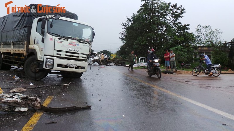 Xe tai tong nhau tren duong duong Ho Chi Minh, 2 nguoi nhap vien nguy kich