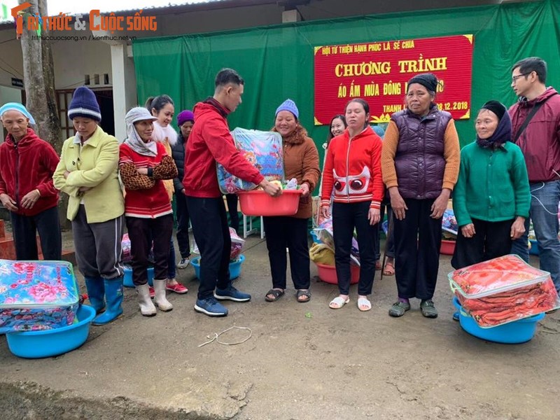 Phu nu vung cao cuoi tit mat vi “bat ngo” duoc tang ao nguc