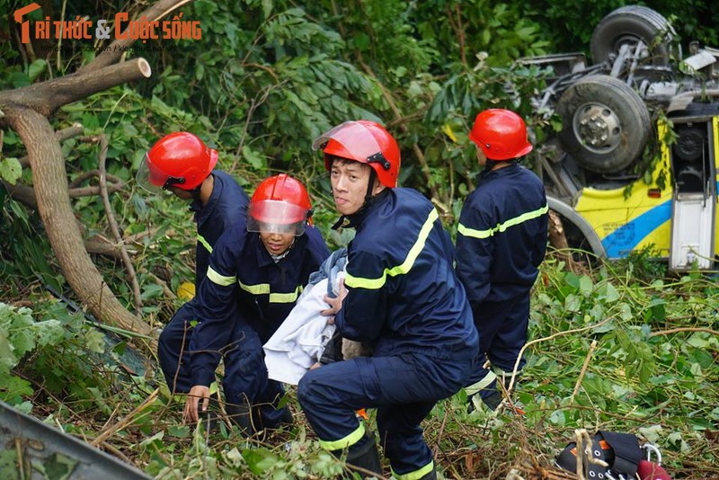 Xe khach cho sinh vien lao xuong deo Hai Van: 1 nguoi da tu vong