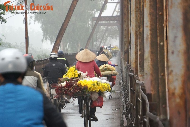 Ha Noi ngap trong suong mu, giao thong di lai kho khan-Hinh-6