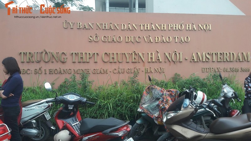 Phu huynh hoi hop ngoi cho con thi vao lop 10 o Ha Noi-Hinh-13