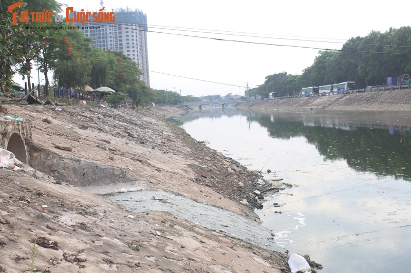 Cong nuoc thai xa  truc tiep ra song, 100 nam nua To Lich cung khong het o nhiem