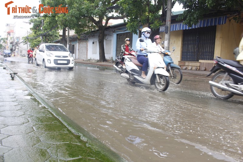 Con duong mua cung ngap, khong mua cung ngap o Ha Noi khien dan buc xuc-Hinh-4