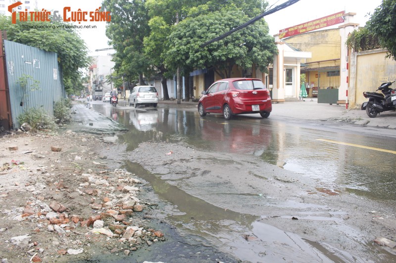 Con duong mua cung ngap, khong mua cung ngap o Ha Noi khien dan buc xuc-Hinh-9