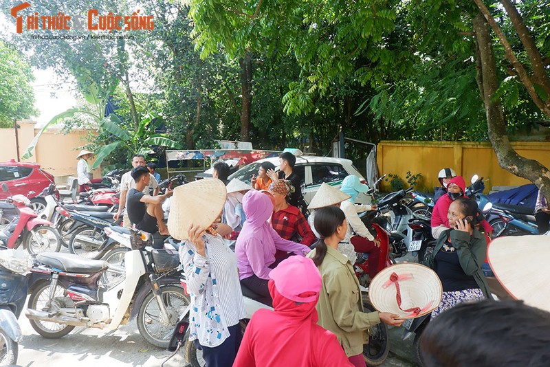 Nguoi dan xum dong theo doi lay loi khai 2 doi tuong xam hai hai chi em ruot-Hinh-4