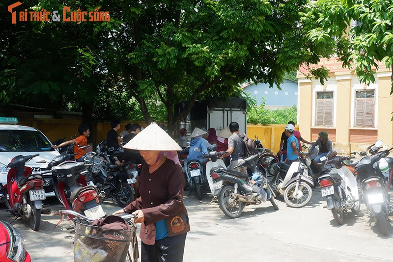 Nguoi dan xum dong theo doi lay loi khai 2 doi tuong xam hai hai chi em ruot-Hinh-8