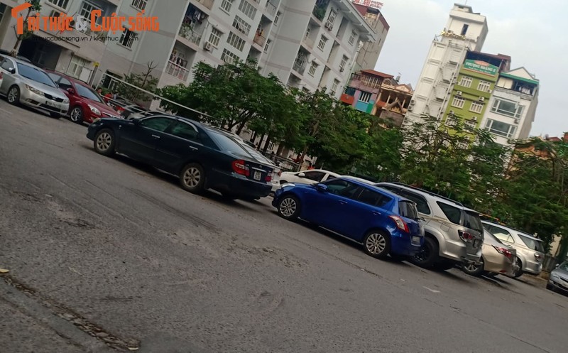 Ha Noi: Bai trong giu xe khong phep ngang nhien lan chiem long duong, via he-Hinh-3