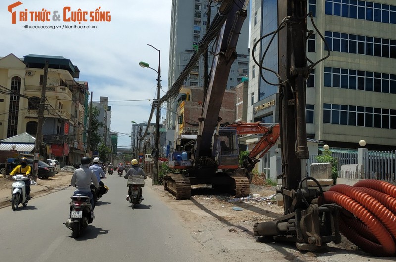 Can canh con duong nhu bai chien truong giua Ha Noi-Hinh-12