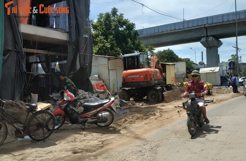 Can canh con duong nhu bai chien truong giua Ha Noi-Hinh-18