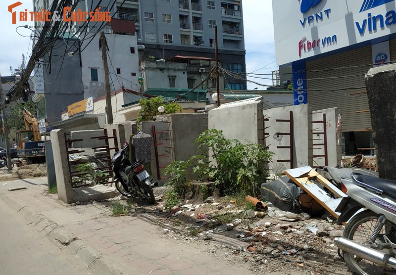 Can canh con duong nhu bai chien truong giua Ha Noi-Hinh-3