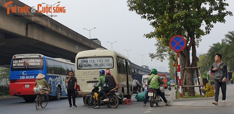 Thay CSGT, hang loat xe khach bo chay tui bui tren pho Ha Noi-Hinh-2