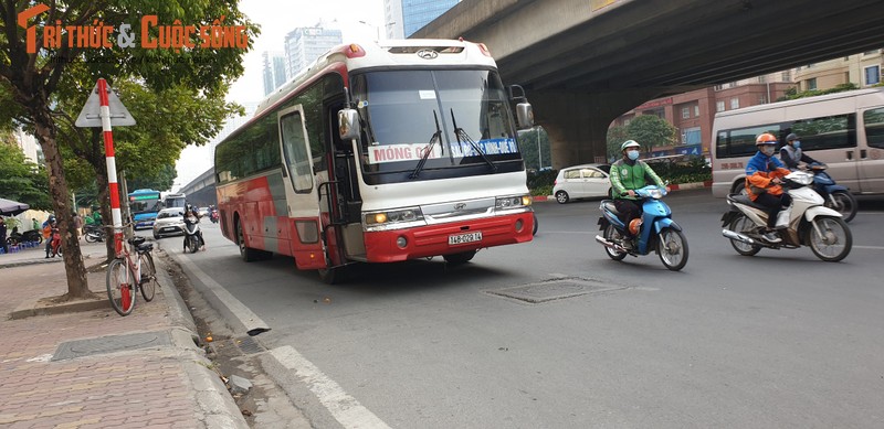 Thay CSGT, hang loat xe khach bo chay tui bui tren pho Ha Noi-Hinh-8