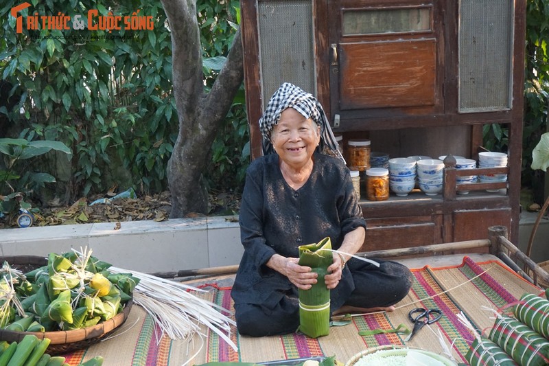 Cu ba hon 30 nam gin giu nghe goi banh tet truyen thong