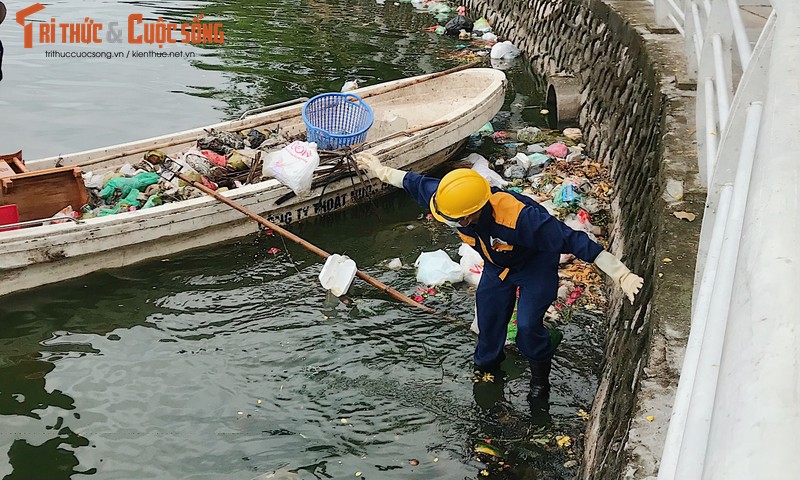 Nguoi Ha Noi xa rac xuong Ho Tay, chieu lai thi nhau tam mat-Hinh-11