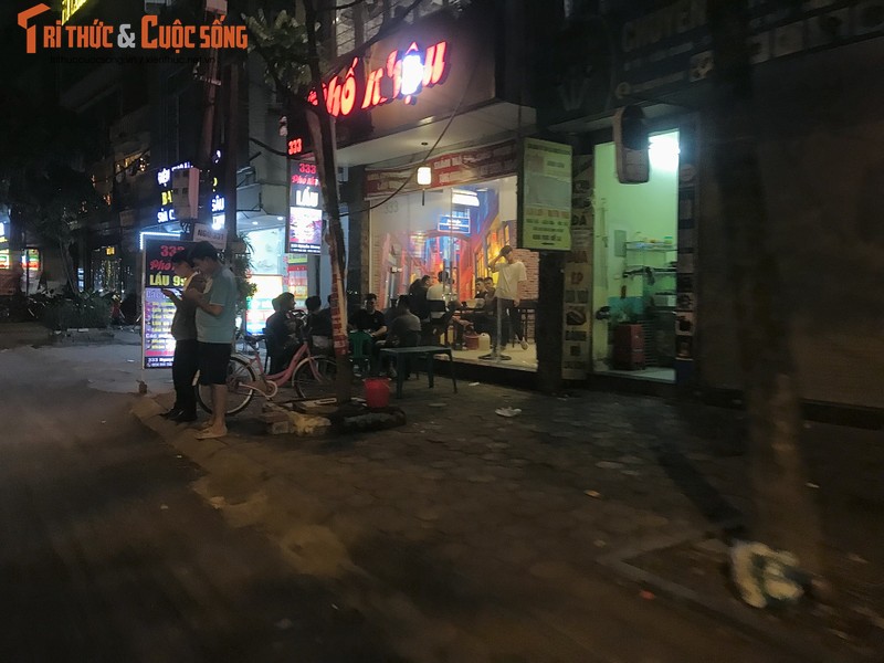 Ha Noi: Hang quan chiem het via he, long duong ben bo song To Lich-Hinh-14