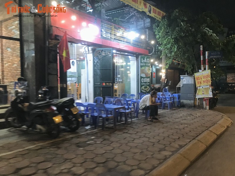 Ha Noi: Hang quan chiem het via he, long duong ben bo song To Lich-Hinh-3