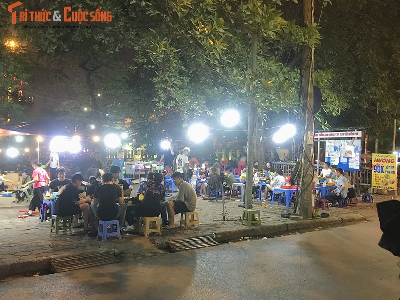 Ha Noi: Hang quan chiem het via he, long duong ben bo song To Lich