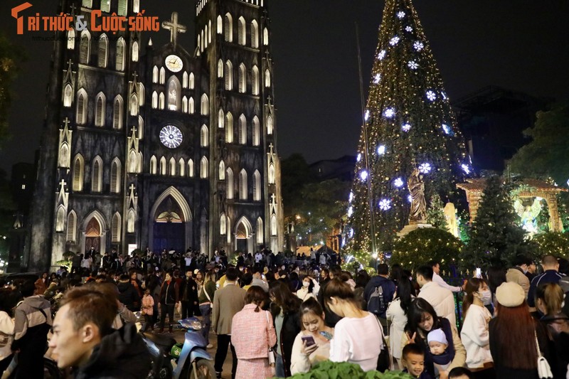 Nha tho Lon Ha Noi long lay, chat kin nguoi toi “song ao”