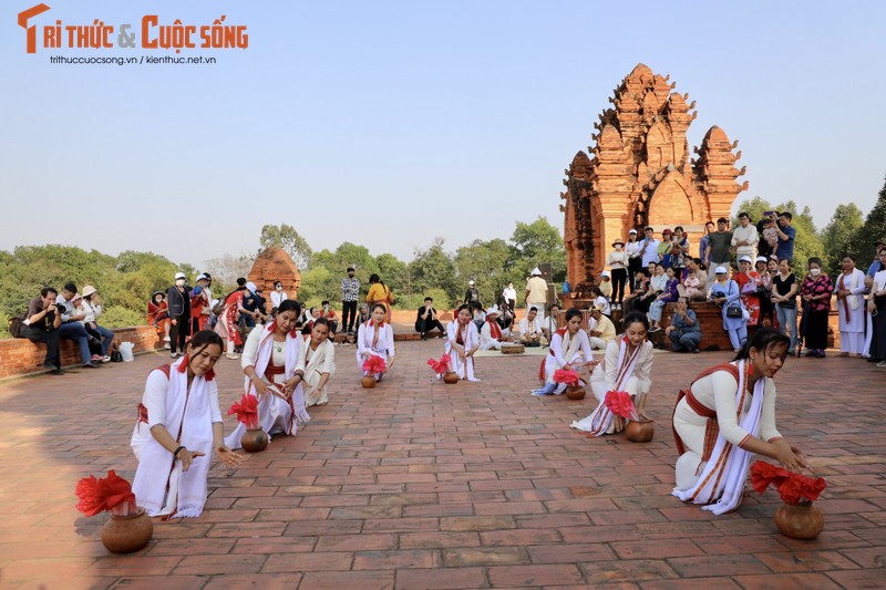 Dac sac Nghe thuat Xoe Thai va Van hoa Cham-Hinh-9