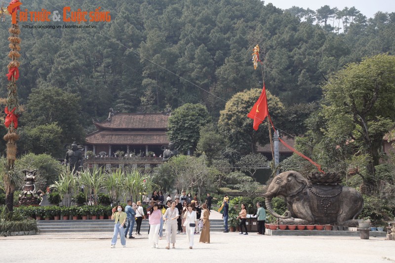 Chua Dia Tang Phi Lai tu: moi buoc di nhu luot tren mat nuoc