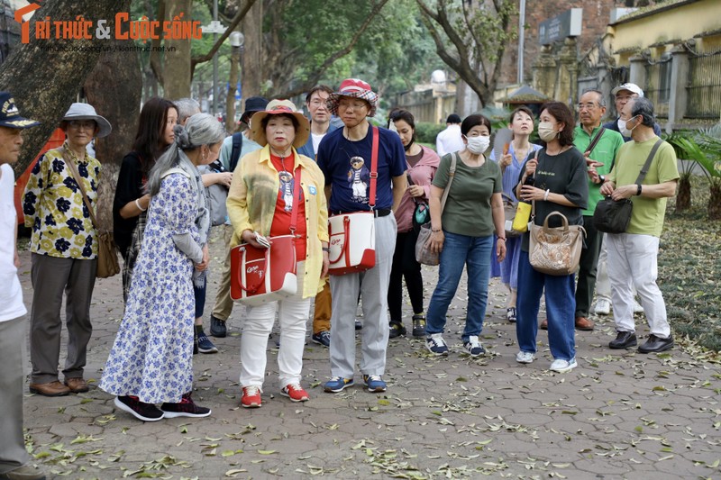 Du khach nuoc ngoai thich thu voi pho Phan Dinh Phung mua la rung-Hinh-6