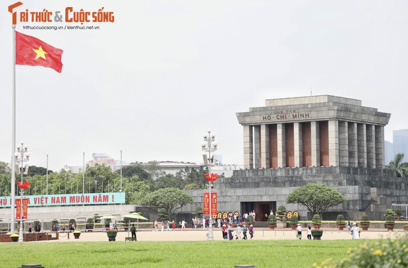 Ha Noi ruc ro co hoa chao mung Ngay Giai phong mien Nam-Hinh-2