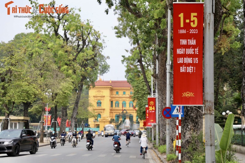 Ha Noi ruc ro co hoa chao mung Ngay Giai phong mien Nam-Hinh-4