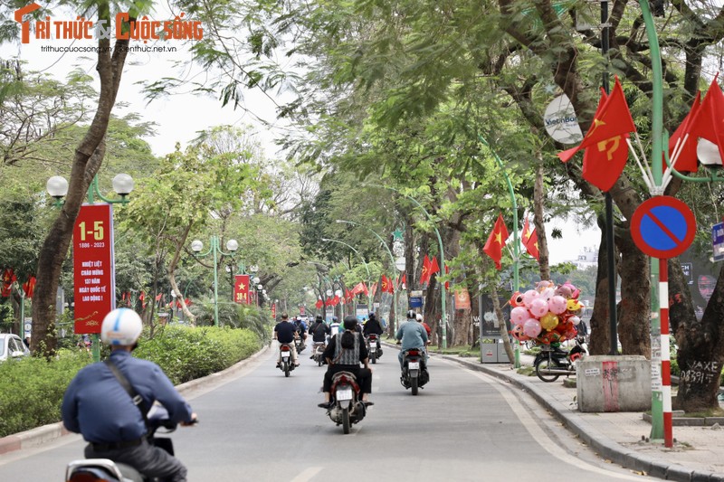 Ha Noi ruc ro co hoa chao mung Ngay Giai phong mien Nam-Hinh-8