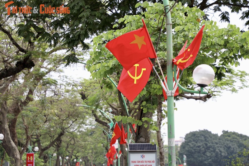 Ha Noi ruc ro co hoa chao mung Ngay Giai phong mien Nam-Hinh-9