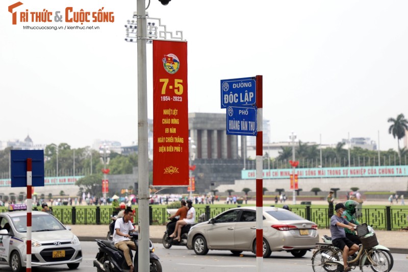 Ha Noi ruc ro co hoa chao mung Ngay Giai phong mien Nam