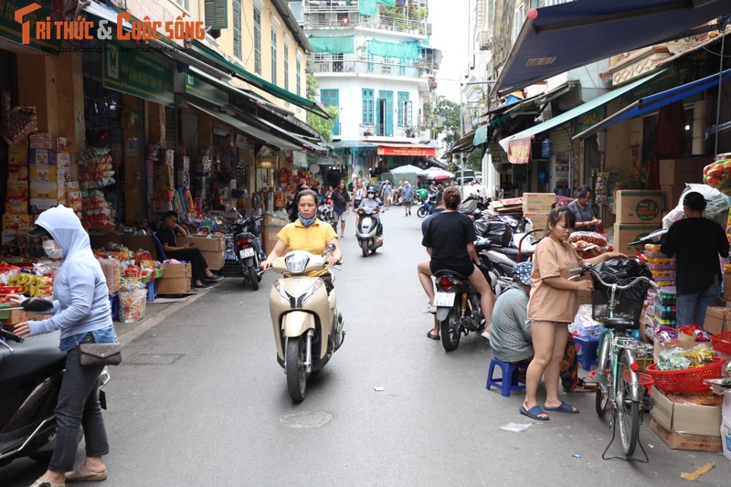 Via he tai khu pho co Ha Noi van bi chiem dung nghiem trong-Hinh-4