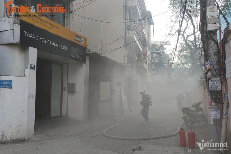 Ha Noi: Chay trong khu dan cu, khoi den boc cao hang chuc met-Hinh-2