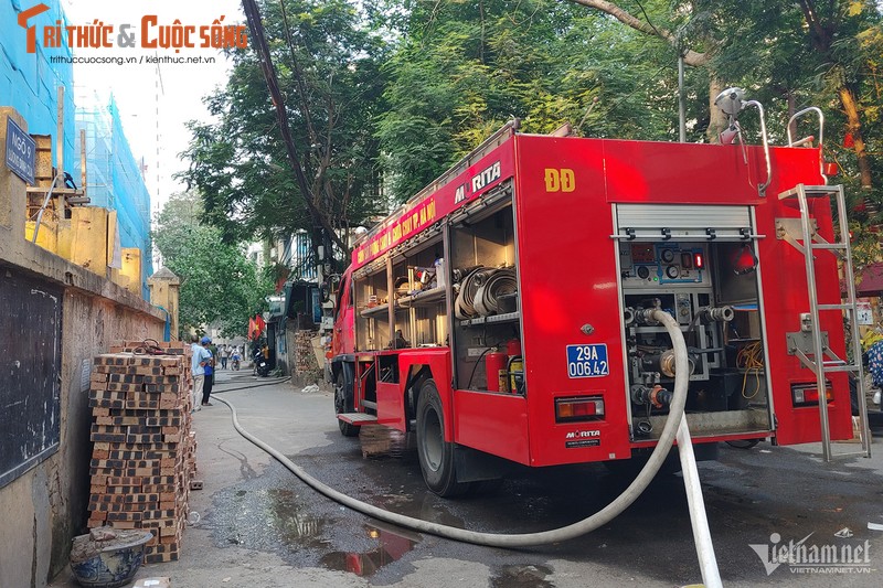 Ha Noi: Chay trong khu dan cu, khoi den boc cao hang chuc met-Hinh-3