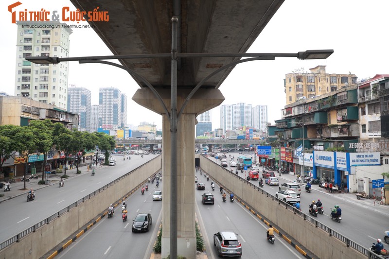 Ha Noi: Toan canh tuyen duong Nguyen Trai sap dung 8 “lo cot“-Hinh-2