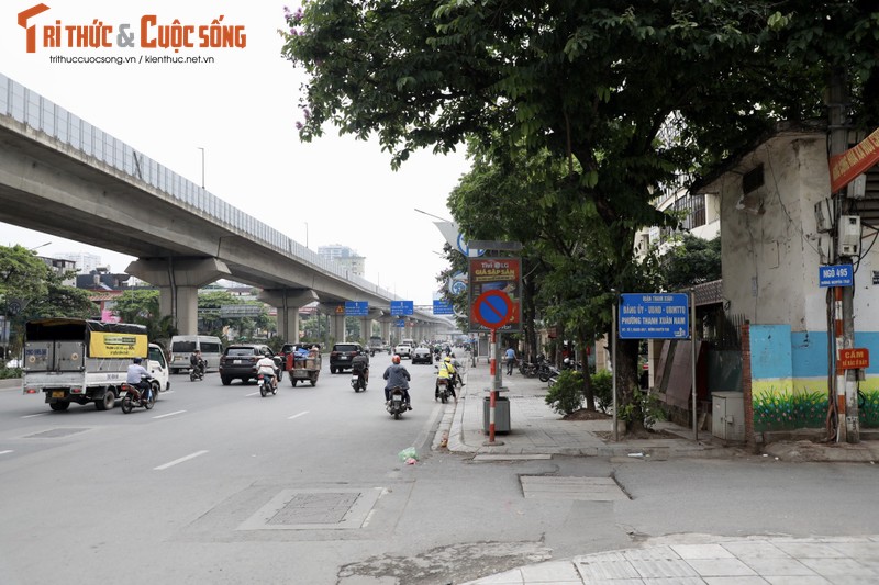 Ha Noi: Toan canh tuyen duong Nguyen Trai sap dung 8 “lo cot“-Hinh-3