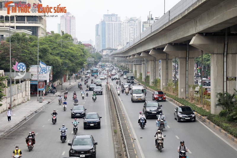 Ha Noi: Toan canh tuyen duong Nguyen Trai sap dung 8 “lo cot“-Hinh-4