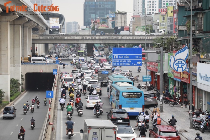 Ha Noi: Toan canh tuyen duong Nguyen Trai sap dung 8 “lo cot“-Hinh-7