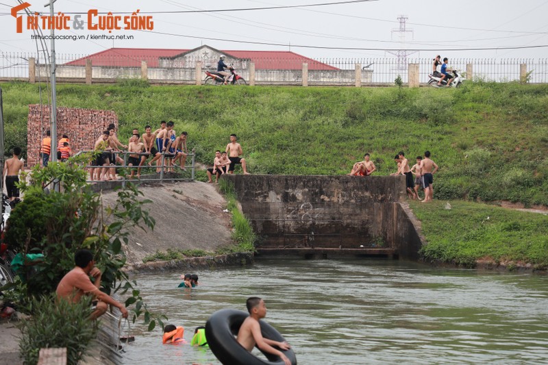 Con muong dai 10km tro thanh bai tam cho tre em Ha Noi-Hinh-10