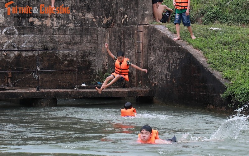 Con muong dai 10km tro thanh bai tam cho tre em Ha Noi-Hinh-4