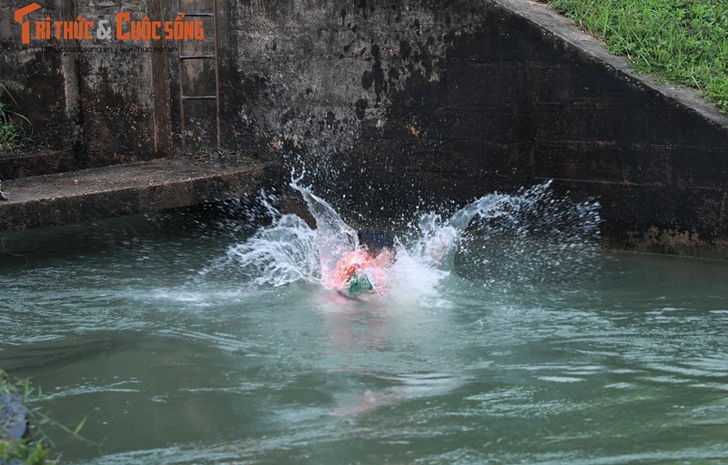 Con muong dai 10km tro thanh bai tam cho tre em Ha Noi-Hinh-5