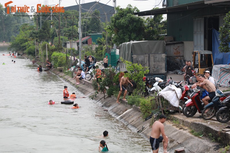 Con muong dai 10km tro thanh bai tam cho tre em Ha Noi-Hinh-7