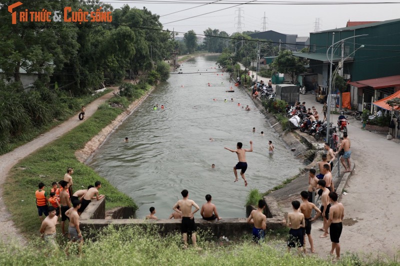 Con muong dai 10km tro thanh bai tam cho tre em Ha Noi