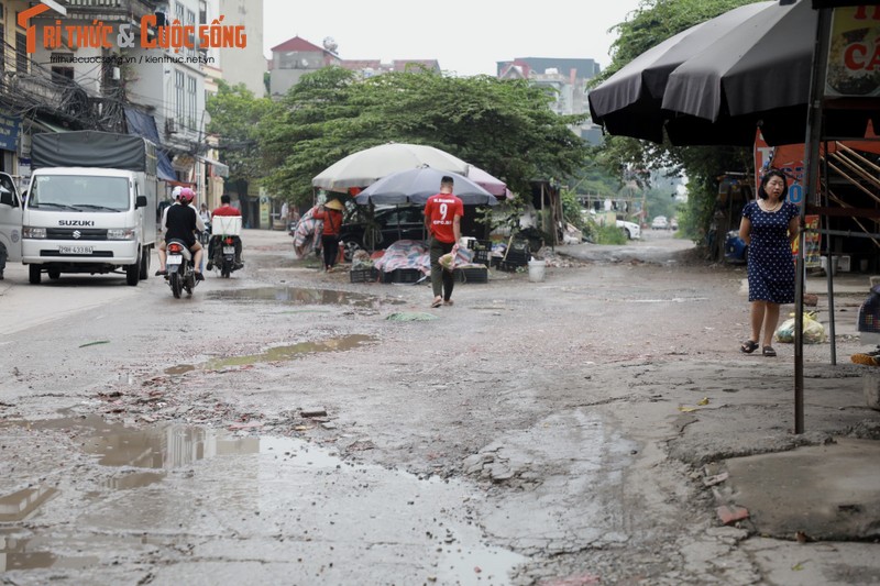 Ha Noi: Can canh con duong cu mua la ngap