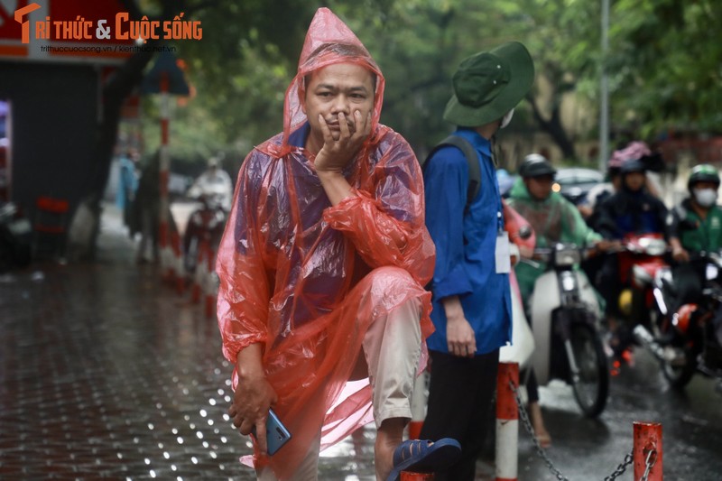 Thi sinh Ha Noi “doi mua” trong mon thi dau tien ky thi tot nghiep THPT-Hinh-10