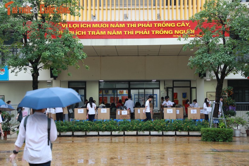 Thi sinh Ha Noi “doi mua” trong mon thi dau tien ky thi tot nghiep THPT-Hinh-11