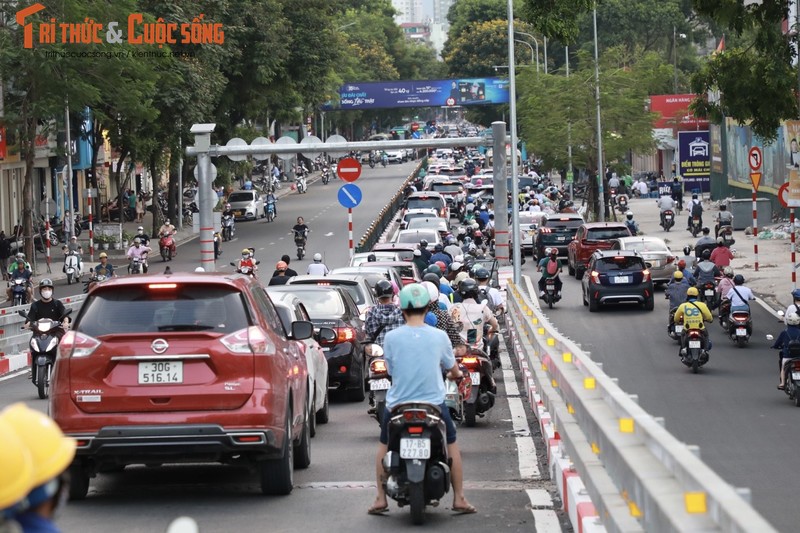 Ha Noi: Can canh giao thong tai cau vuot chu C vao gio cao diem-Hinh-10