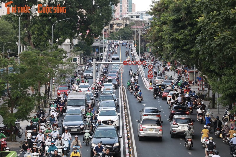 Ha Noi: Can canh giao thong tai cau vuot chu C vao gio cao diem-Hinh-12