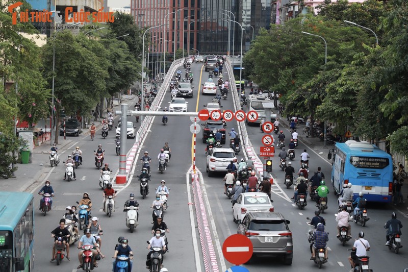 Ha Noi: Can canh giao thong tai cau vuot chu C vao gio cao diem-Hinh-2