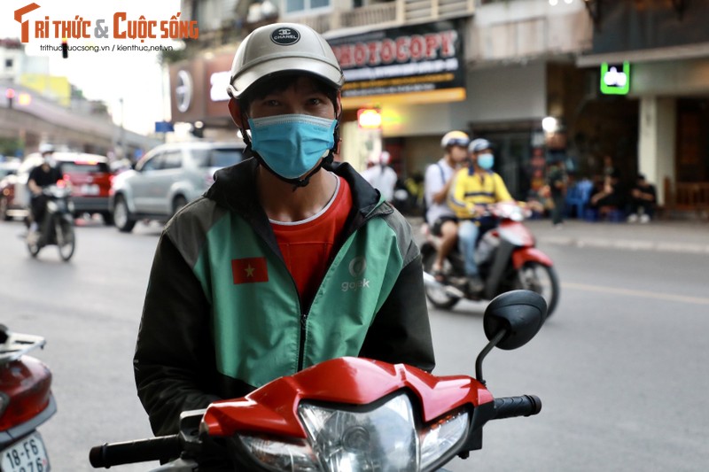 Ha Noi: Can canh giao thong tai cau vuot chu C vao gio cao diem-Hinh-5